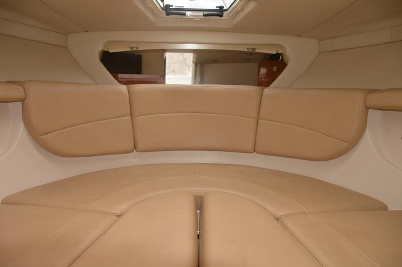 Book yachts online - motorboat - Regal Commodore 2860 - 1115 VD - rent