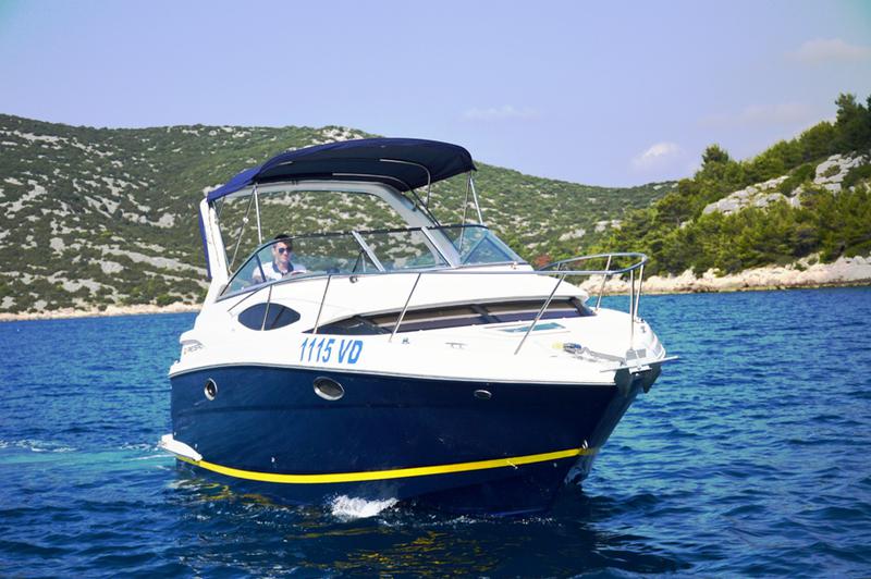 Book yachts online - motorboat - Regal Commodore 2860 - 1115 VD - rent