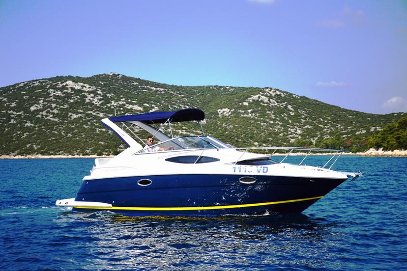 Book yachts online - motorboat - Regal Commodore 2860 - 1115 VD - rent