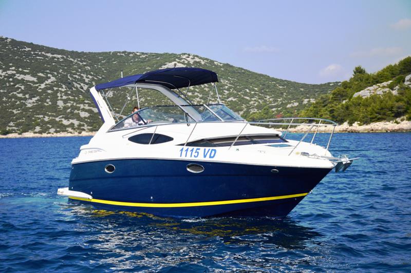 Book yachts online - motorboat - Regal Commodore 2860 - 1115 VD - rent