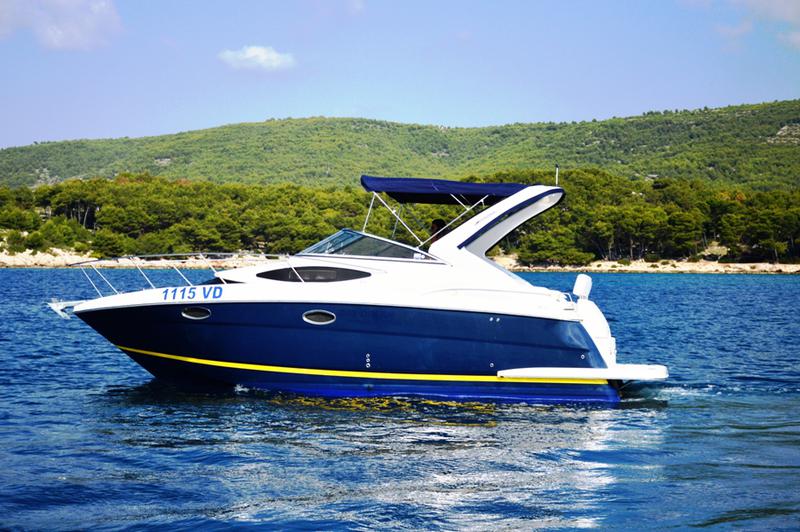 Book yachts online - motorboat - Regal Commodore 2860 - 1115 VD - rent