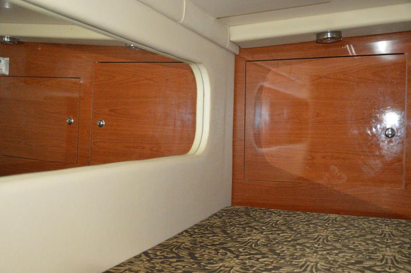 Book yachts online - motorboat - Regal Commodore 2860 - 1115 VD - rent