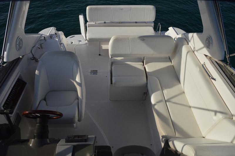 Book yachts online - motorboat - Regal Commodore 2860 - 1115 VD - rent