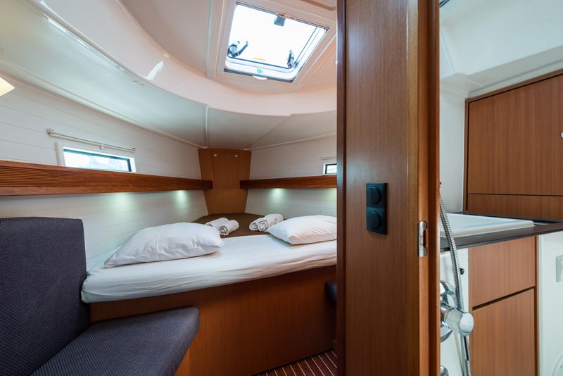 Book yachts online - sailboat - Bavaria 40 Cruiser - Deneb - Bow &amp; Solar - rent