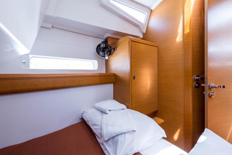 Book yachts online - sailboat - Jeanneau Sun Odyssey 469 - Vega  - A/C in Saloon - rent