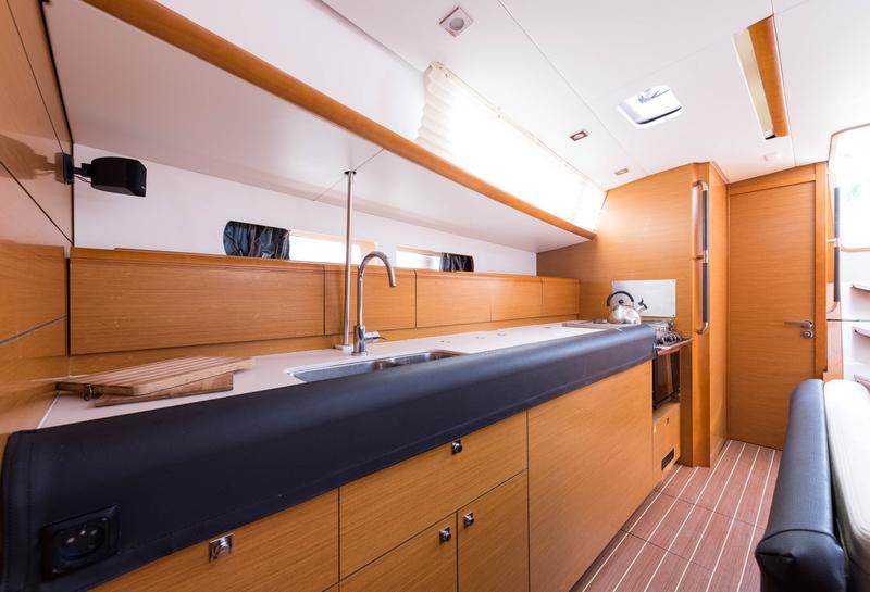 Book yachts online - sailboat - Jeanneau Sun Odyssey 469 - Vega  - A/C in Saloon - rent