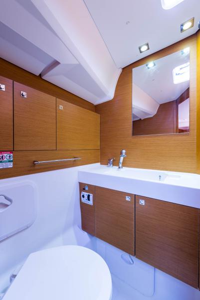 Book yachts online - sailboat - Jeanneau Sun Odyssey 469 - Vega  - A/C in Saloon - rent