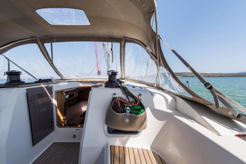 Book yachts online - sailboat - Jeanneau Sun Odyssey 469 - Vega  - A/C in Saloon - rent