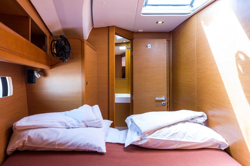 Book yachts online - sailboat - Jeanneau Sun Odyssey 469 - Vega  - A/C in Saloon - rent