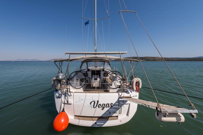 Book yachts online - sailboat - Jeanneau Sun Odyssey 469 - Vega  - A/C in Saloon - rent