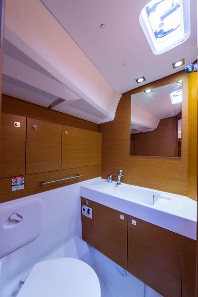 Book yachts online - sailboat - Jeanneau Sun Odyssey 469 - Vega  - A/C in Saloon - rent