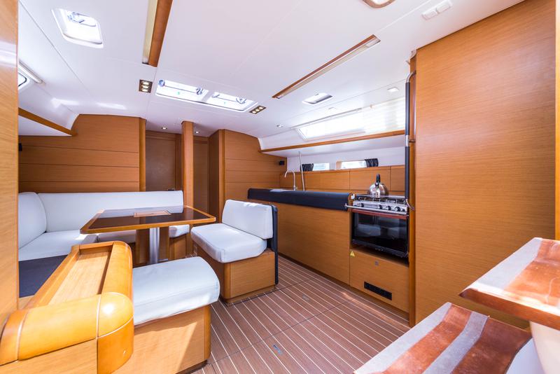 Book yachts online - sailboat - Jeanneau Sun Odyssey 469 - Vega  - A/C in Saloon - rent