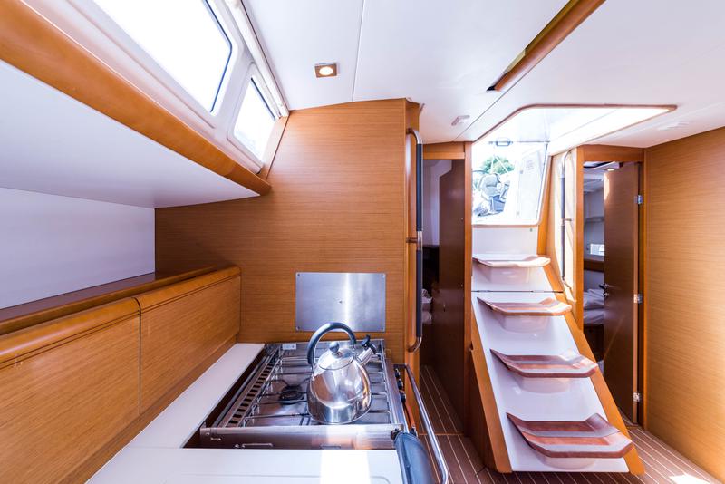 Book yachts online - sailboat - Jeanneau Sun Odyssey 469 - Vega  - A/C in Saloon - rent