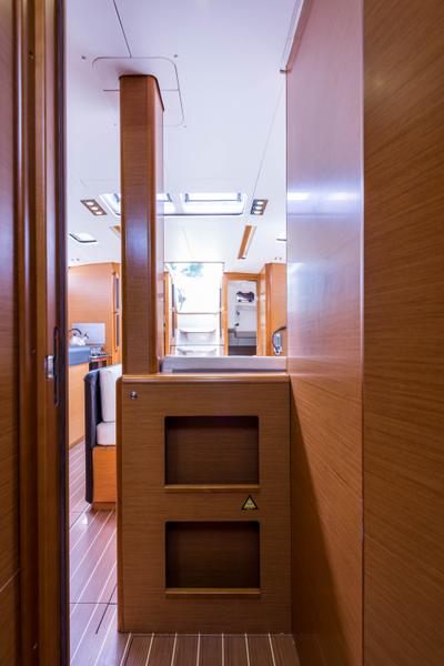 Book yachts online - sailboat - Jeanneau Sun Odyssey 469 - Vega  - A/C in Saloon - rent