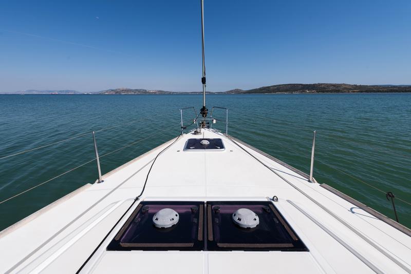 Book yachts online - sailboat - Jeanneau Sun Odyssey 469 - Vega  - A/C in Saloon - rent