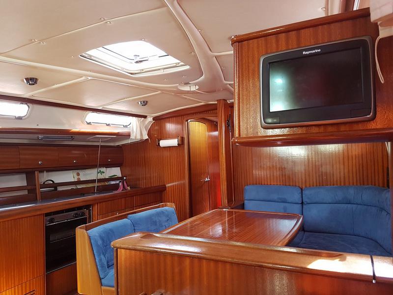 Book yachts online - sailboat - Bavaria 44 - Antares - rent