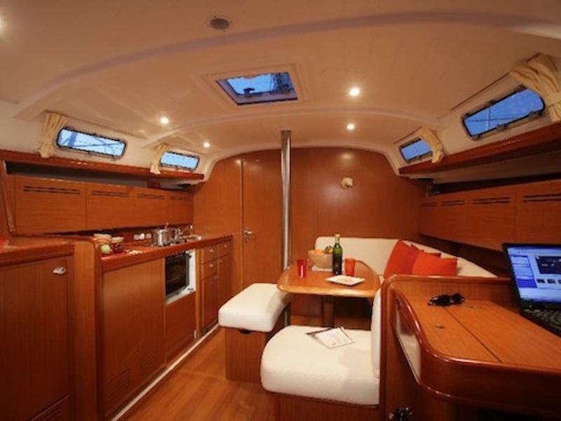 Book yachts online - sailboat - Beneteau Cyclades 43.4 - Gorda - rent