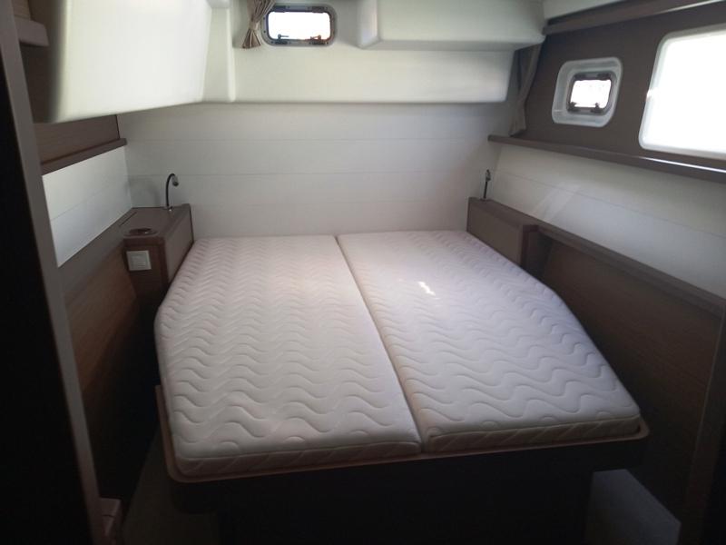 Book yachts online - catamaran - Lagoon 450  Flybridge - Golden Dream - rent