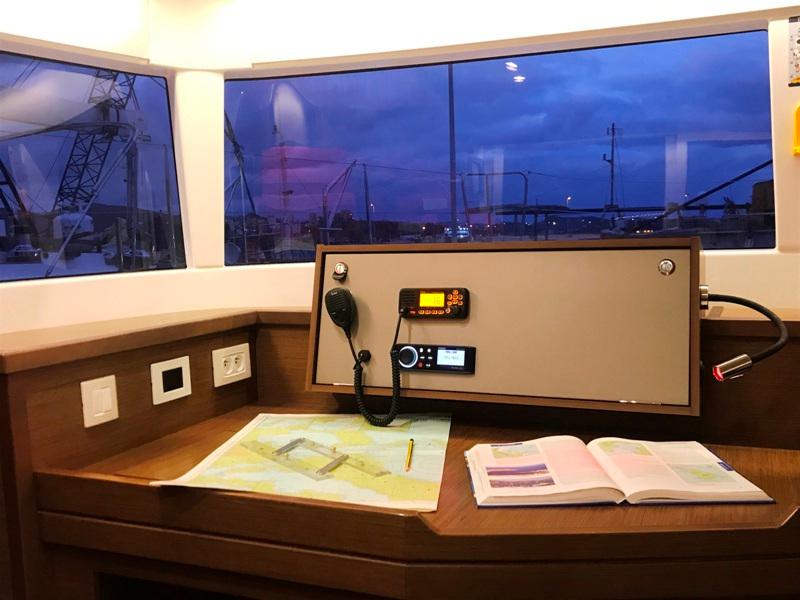 Book yachts online - catamaran - Lagoon 450  Flybridge - Golden Dream - rent