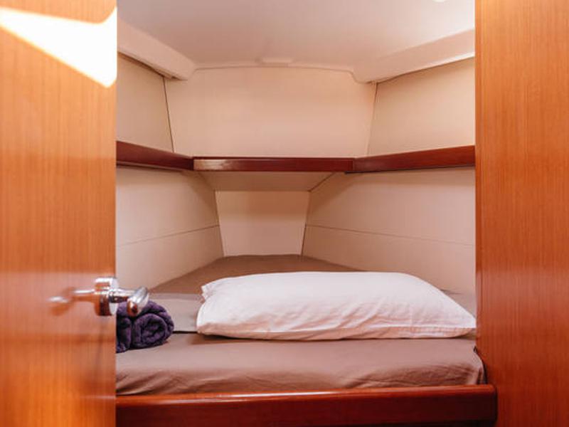 Book yachts online - sailboat - Beneteau Oceanis 43 - Blauw - rent