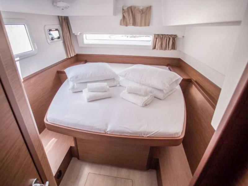 Book yachts online - catamaran - Lagoon 42 - Mio - rent