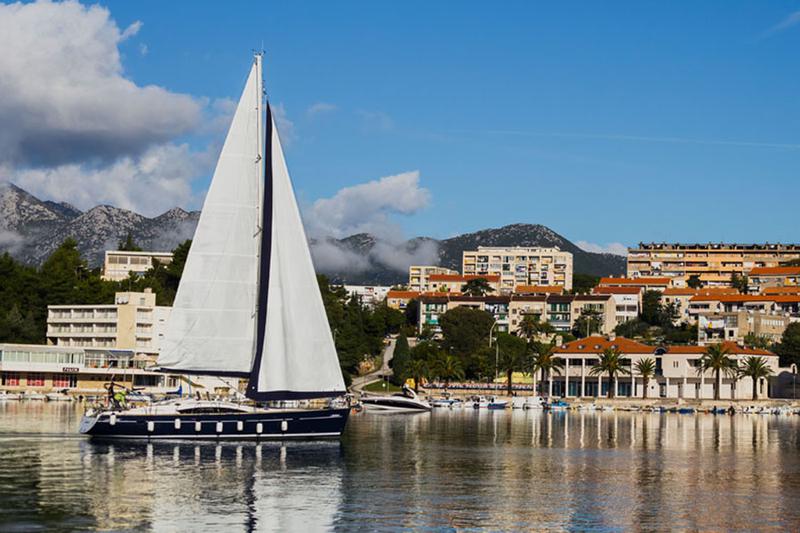 Book yachts online - sailboat - Elan Impression 514 - Cesarica III - rent