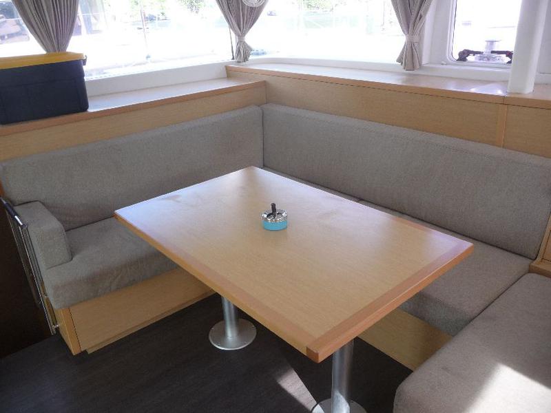 Book yachts online - catamaran - Lagoon 400 S2 - Saphir - rent