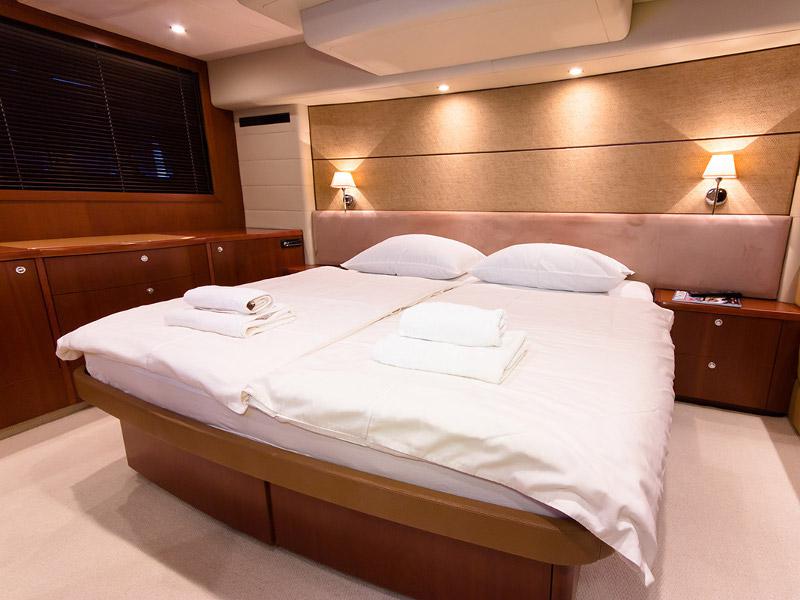 Book yachts online - motorboat - Princess 62 - Pamango - rent