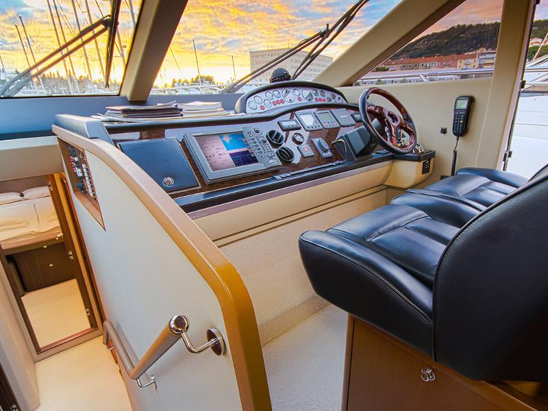 Book yachts online - motorboat - Princess 62 - Pamango - rent