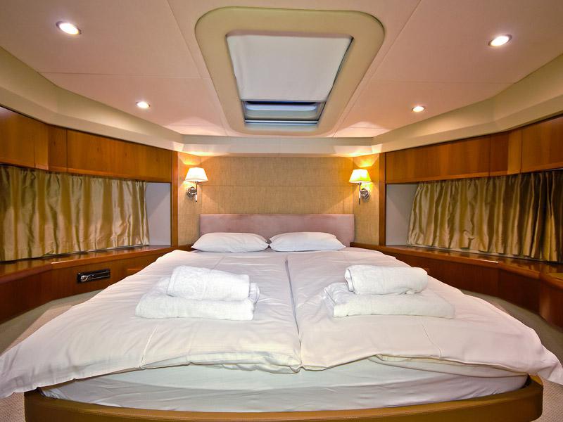Book yachts online - motorboat - Princess 62 - Pamango - rent
