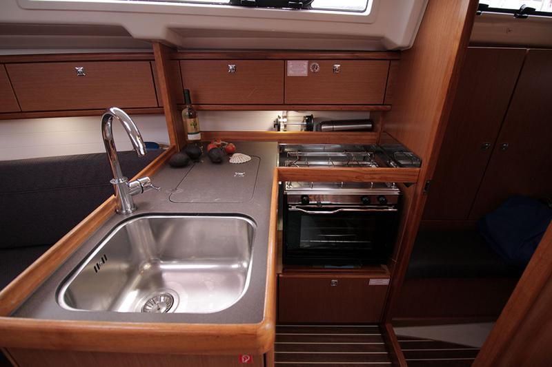 Book yachts online - sailboat - Bavaria Cruiser 33 - Callisto  - rent