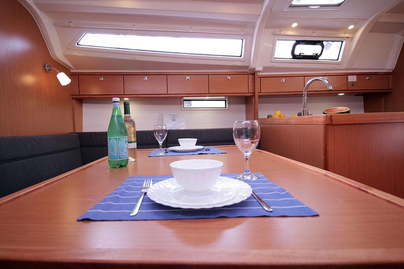 Book yachts online - sailboat - Bavaria Cruiser 37 - Black Pearl - rent