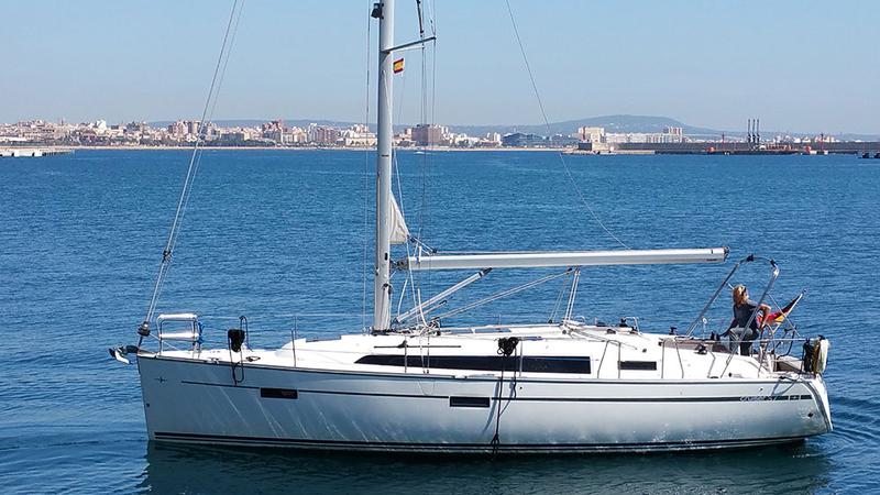 Book yachts online - sailboat - Bavaria Cruiser 37 - Black Pearl - rent