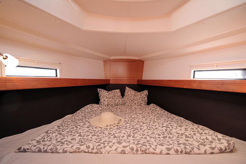 Book yachts online - sailboat - Bavaria Cruiser 37 - Black Pearl - rent