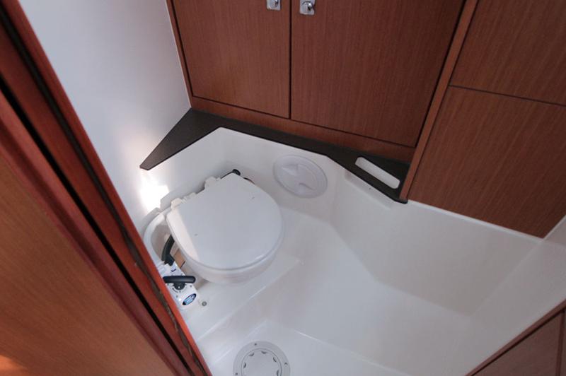 Book yachts online - sailboat - Bavaria Cruiser 37 - Black Pearl - rent