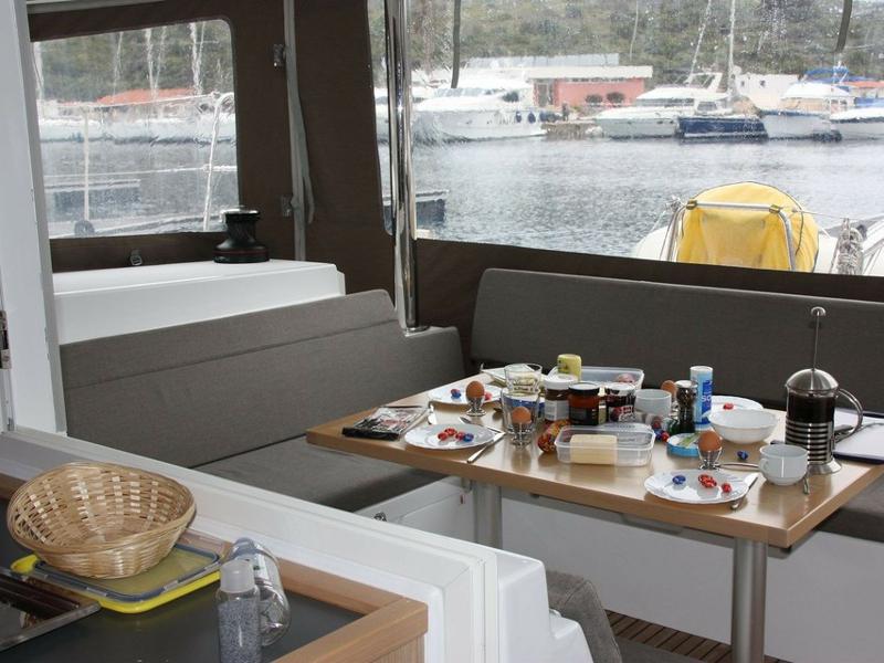 Book yachts online - catamaran - Lagoon 400 S2 - Luna Lu - rent