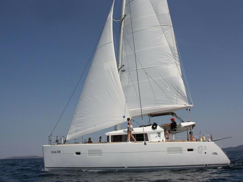 Book yachts online - catamaran - Lagoon 400 S2 - Luna Lu - rent