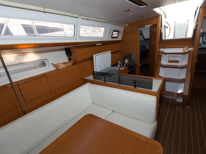 Book yachts online - sailboat - Sun Odyssey 379 - Erin - rent