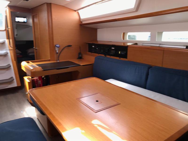 Book yachts online - sailboat - Sun Odyssey 519 - Alboran Cognac (Radazul) - rent