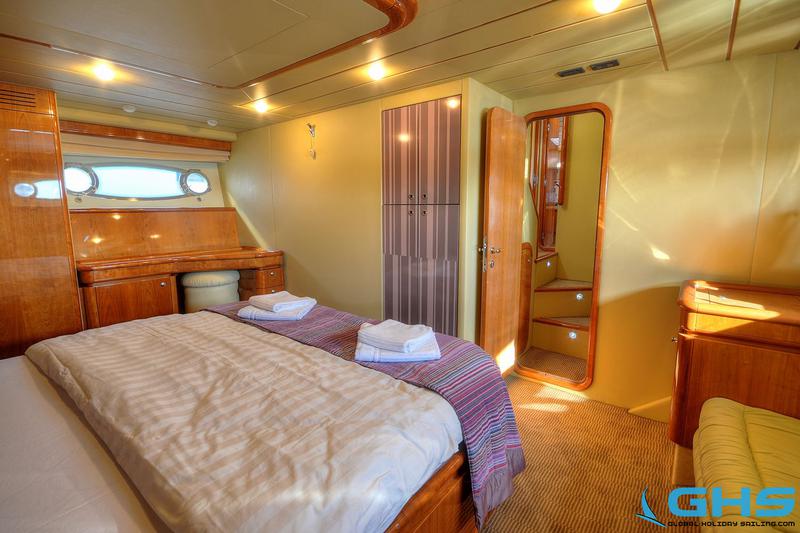 Book yachts online - motorboat - Ferretti 680 - Estella GENERALLY REFIT 2013 - rent