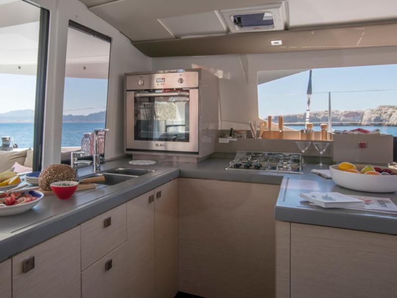 Book yachts online - catamaran - Astréa 42 - Discordia - rent