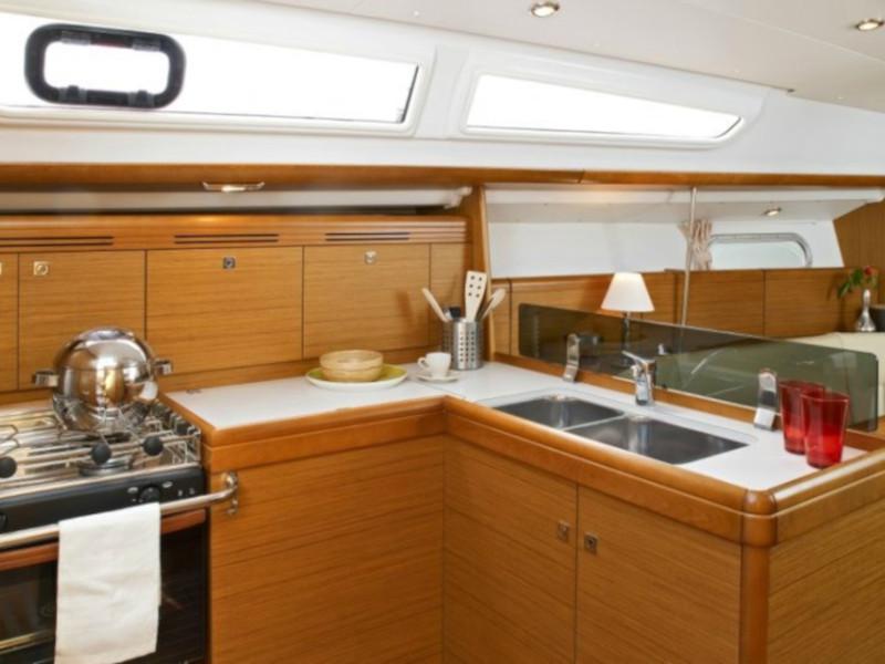 Book yachts online - sailboat - Sun Odyssey 36i REFIT 2019 - BLACK DIAMOND C.p. - rent