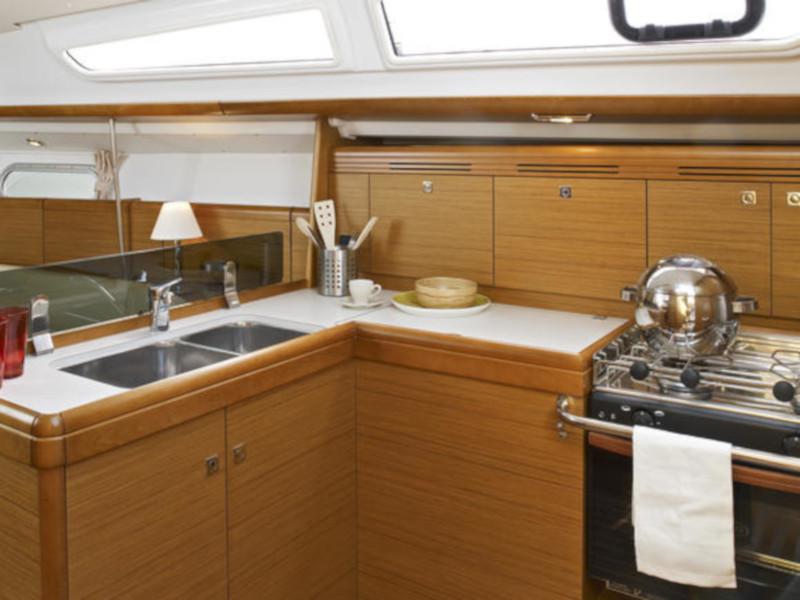 Book yachts online - sailboat - Sun Odyssey 36i REFIT 2019 - BLACK DIAMOND C.p. - rent