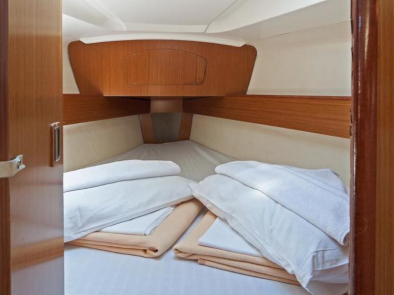 Book yachts online - sailboat - Sun Odyssey 32 i REFIT 2019 - GEMSTONE P.c - rent