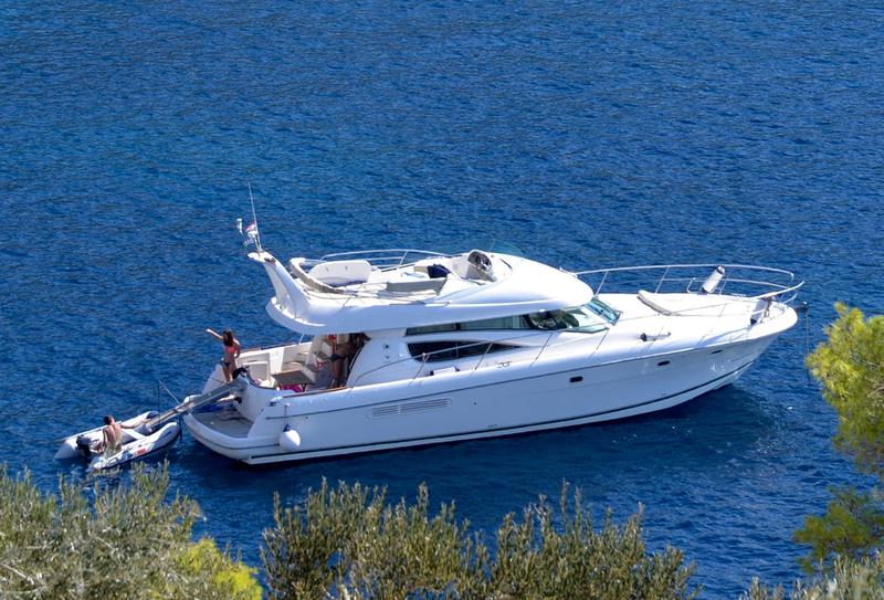 Book yachts online - motorboat - Prestige 46 Fly-a - Cobalt Blu - rent