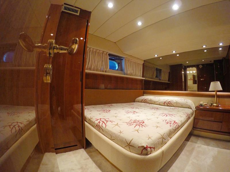 Book yachts online - motorboat - Falcon 76 - Lady Bibi - rent