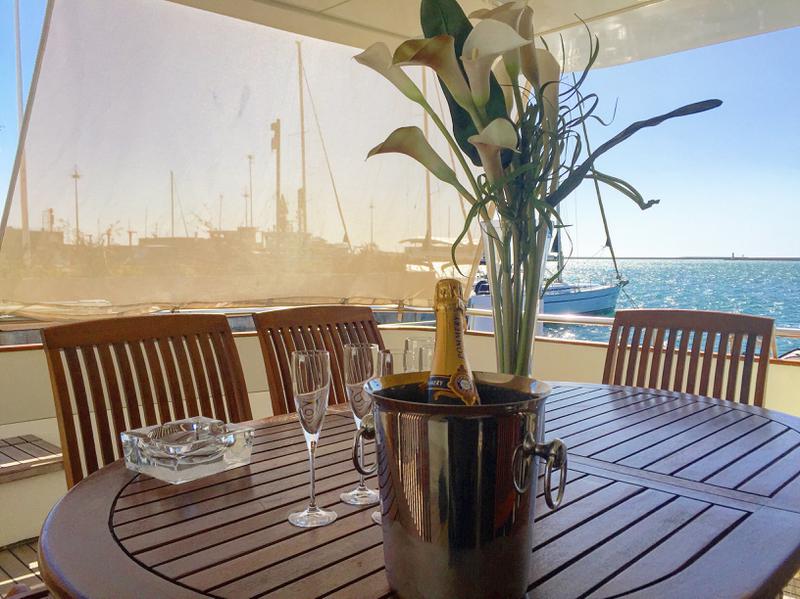 Book yachts online - motorboat - Falcon 76 - Lady Bibi - rent