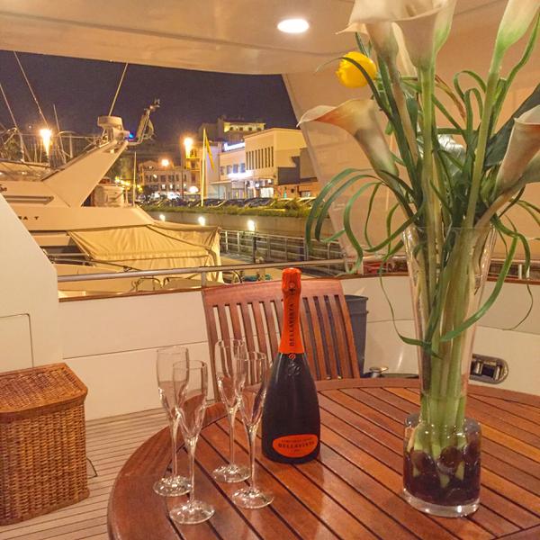 Book yachts online - motorboat - Falcon 76 - Lady Bibi - rent