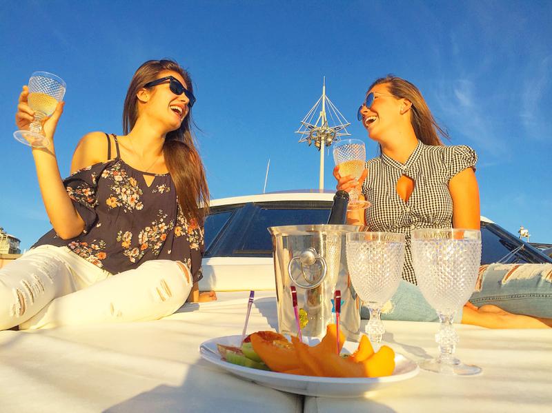 Book yachts online - motorboat - Falcon 76 - Lady Bibi - rent