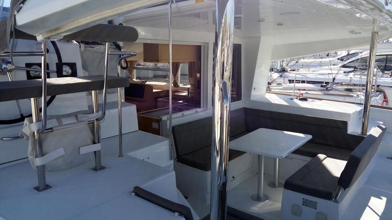 Book yachts online - catamaran - Lagoon 400 S2 - Pasiphae - rent